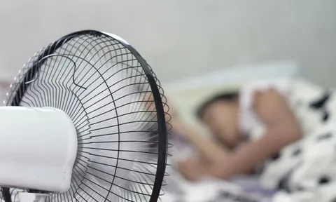 Ngủ với quạt trong thời tiết nắng nóng nguy hiểm thế nào? Bác sĩ cảnh báo những nguy cơ đáng báo động