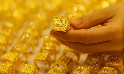 Giá vàng 1/5: Tiếp tục ‘neo’ cao kỷ lục, chuyên gia dự báo ra sao về xu hướng?