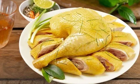 Luộc gà không tanh, da vàng đẹp, thịt ngọt mềm chỉ nhờ mẹo nhỏ này