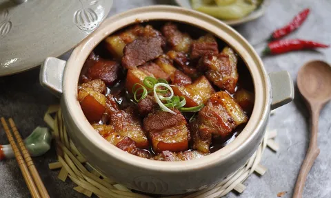 Kho thịt chỉ bỏ nước mắm và dầu ăn thôi chưa đủ: Thả thứ này thịt nhanh nhừ, thịt mềm tan, ăn nhớ mãi