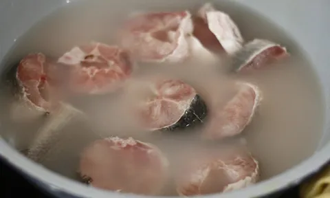Ngâm cá trong thứ nước này, cá hết mùi tanh, thịt ngọt bổ gấp 3 lần