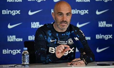 Chelsea xếp hàng chúc mừng tân vương Liverpool