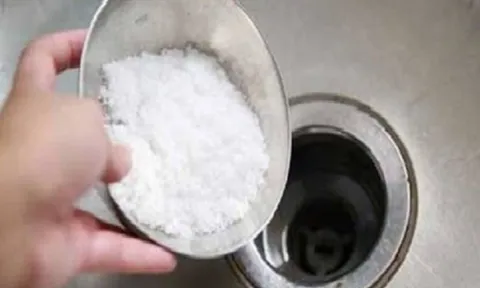 Đổ muối xuống ống thoát nước: Tác dụng kỳ diệu ai cũng nên biết