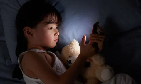 Đừng xem điện thoại di động là 'thảm họa' – Cách duy nhất để cha mẹ hướng dẫn con cái hiệu quả