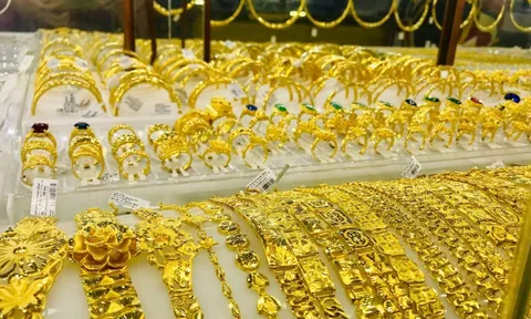 Sáng 4/5, giá vàng trong nước tiếp tục neo cao: Vì sao chênh lệch với thế giới lên tới 18 triệu đồng/lượng?
