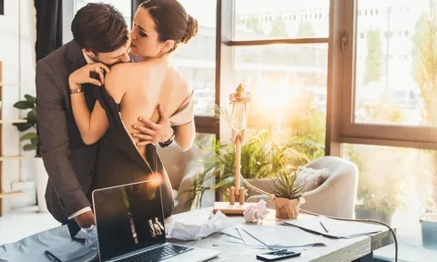 Độ tuổi đàn ông dễ 'dính' vào ngoại tình nhất: Nghe lý do chị em càng 'choáng'
