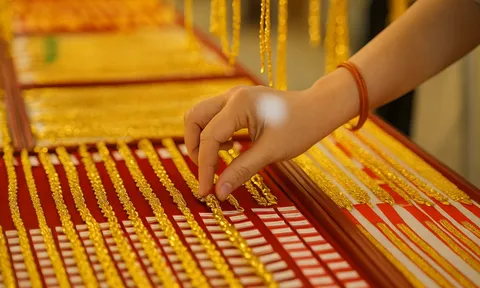 Giá vàng 5/5 neo đỉnh: Có nên mua vào lúc này hay chờ sóng điều chỉnh?