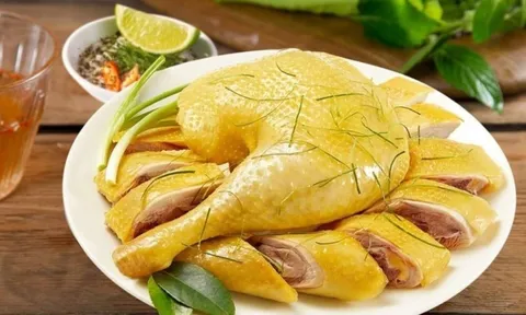 Thịt gà luộc ngon hơn: Bí quyết luộc gà vàng da, ngọt thịt không tanh, không đỏ