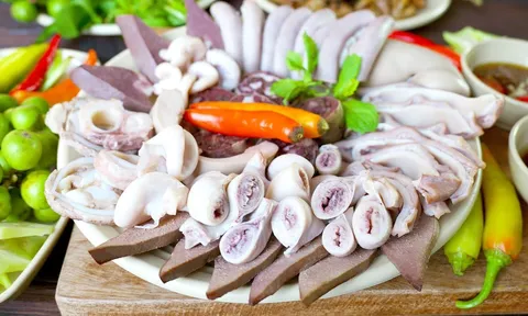 Trước khi luộc lòng: Nhúng qua thứ nước này lòng trắng tinh, giòn sần sật ăn hoài không chán