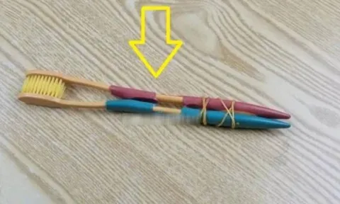 Chỉ với 2 bàn chải đánh răng cũ buộc vào nhau, giải quyết ngay rắc rối mà gia đình nào cũng gặp phải