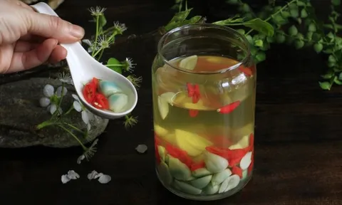Tỏi ngâm giấm cho thêm 1 thứ vào, tỏi giòn ngon, không lo chuyển màu xanh