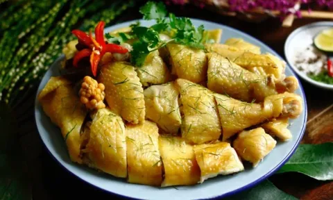 Cách luộc gà ngon, da vàng, thịt ngọt: Đừng luộc gà với nước lã nữa, thử ngay cách này!