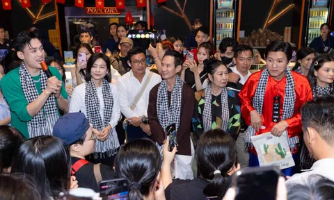 Cinetour “Lật Mặt 8”: Lý Hải và đoàn phim khuấy động rạp miền Tây, khán giả xúc động chia sẻ sau phim