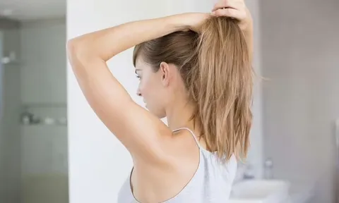 Không ngờ 1 kiểu buộc tóc ai cũng thích lại gây rụng tóc và hàng loạt thói quen xấu hủy hoại da và tóc