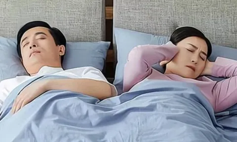 Ngủ riêng giường ở tuổi trung niên: 3 hệ quả nghiêm trọng vợ chồng cần biết