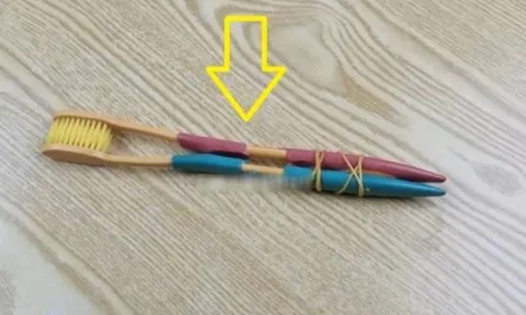 Buộc 2 bàn chải đánh răng cũ lại với nhau, mẹo nhỏ giải quyết gọn vấn đề cả triệu nhà đều gặp