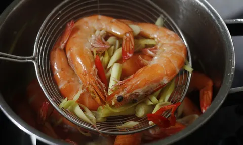 Luộc tôm thả nắm lá này vào, tôm lên màu đỏ au, ngọt lịm, bổ dưỡng gấp 5 lần