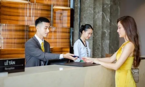 Nhận phòng khách sạn: 3 câu đơn giản giúp bạn nhận ưu đãi bất ngờ từ lễ tân