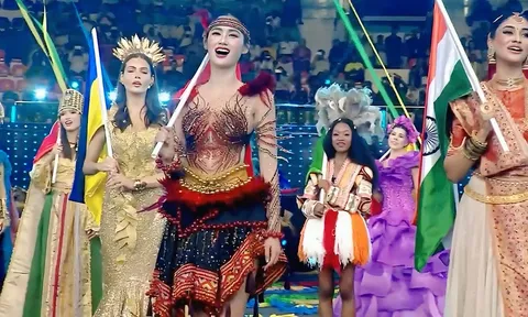 Hoa hậu Ý Nhi tự hào giới thiệu Việt Nam tại khai mạc Miss World