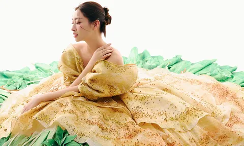 Lương Thùy Linh bưng nguyên mẹt rau sống, mặc váy bánh xèo thành nàng thơ Nam Bộ