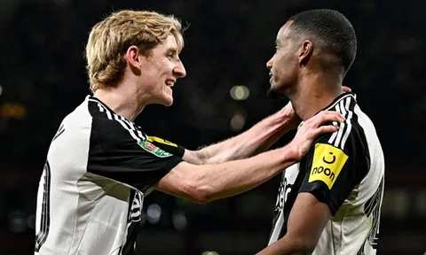 Isak và Gordon xem Arsenal là bước đi ngang thay vì thăng tiến