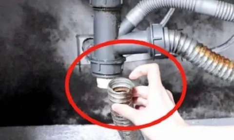 Đường ống tắc cứng? Mẹo xử lý siêu đơn giản tại nhà, không cần gọi thợ tốn kém!
