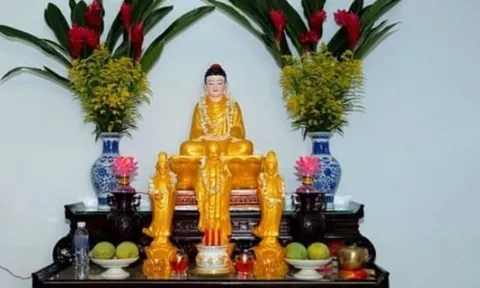 Vì sao nhà giàu luôn đặt bình hoa bên trái bàn thờ khi thắp hương? Bí mật phong thủy không phải mê tín