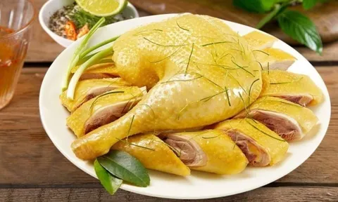 Thịt gà luộc nước lã tanh, đỏ không thơm? Thử ngay cách luộc gà vàng da, ngọt thịt chuẩn nhà hàng!