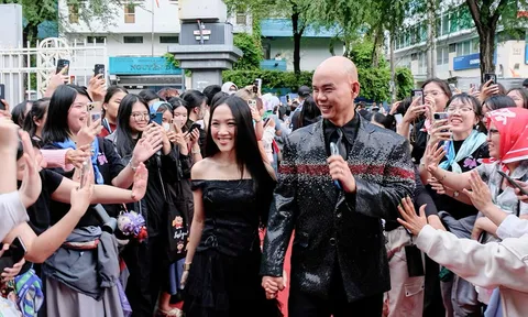 Anh Tài Phan Đinh Tùng sánh đôi cùng bà xã tái xuất sau phẫu thuật tai tại buổi ra mắt phim tài liệu "Mưa Lửa"