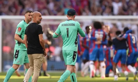 Pep tranh cãi với Henderson ngay trên sân