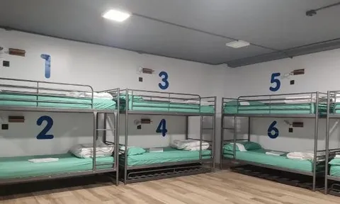 Ký túc xá kiểu Squid Game giá cao gây tranh cãi cho fan M.U và Tottenham