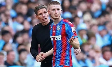 Wharton ngồi ngoài lễ mừng FA Cup sau khi bị De Bruyne sút trúng đầu