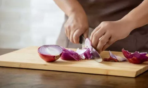 9 mẹo thái hành không cay mắt