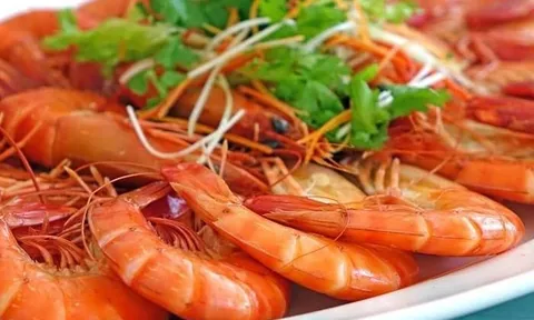 Luộc tôm ngon chuẩn: Thả ngay nắm lá này, tôm đỏ au, ngọt thịt không thể chối từ!