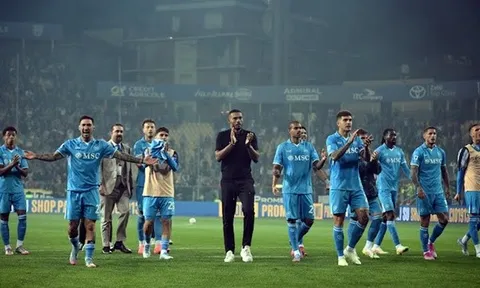 VAR bẻ còi khiến Napoli mất penalty, cuộc đua vô địch nín thở phút chót