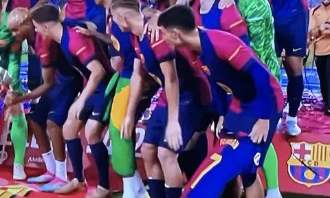 Pedri tri ân Torres trong ngày Barcelona nâng cúp