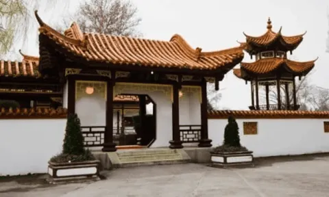 Trước nhà 3 thứ này càng to càng nghèo khổ: Đó là gì?