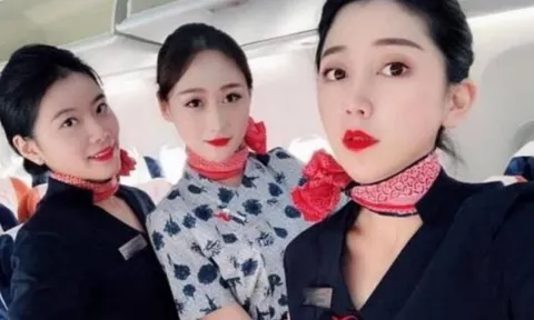 Vì sao tiếp viên hàng không chỉ mặc váy, không bao giờ mặc quần? Sự thật bất ngờ