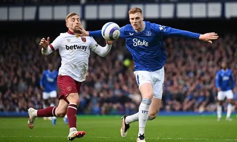 Chelsea theo dõi sát sao trung vệ cao 1m96 Jarrad Branthwaite