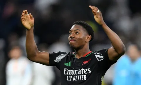 Lewis-Skelly gây bất ngờ khi được Neville và Carragher vinh danh