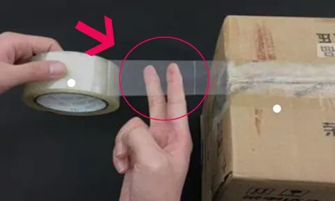Cắt băng dính với 2 ngón tay nhanh gọn, đơn giản, gói hàng không cần dùng kéo