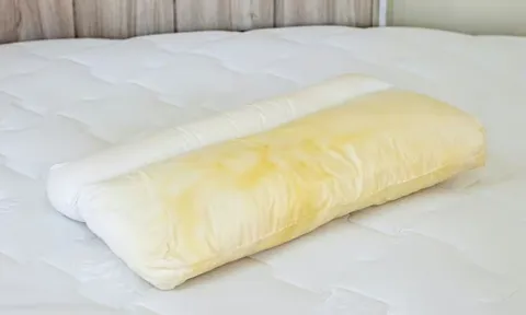 Không cần thuốc tẩy: 3 nguyên liệu nhà bếp giúp đánh bay vết ố vàng trên gối chỉ sau 1 lần giặt
