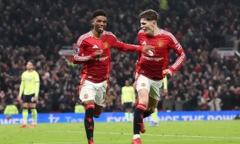 Paul Scholes chỉ ra hai ngôi sao Man Utd cần được đá chính trước Tottenham