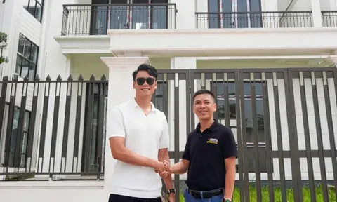 Thành Chung tươi rói bên căn biệt thự mới 3 tầng ở Hà Nội
