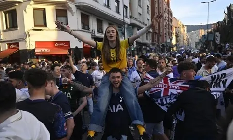Bilbao nhộn nhịp với đại tiệc bóng đá của fan Man Utd và Tottenham