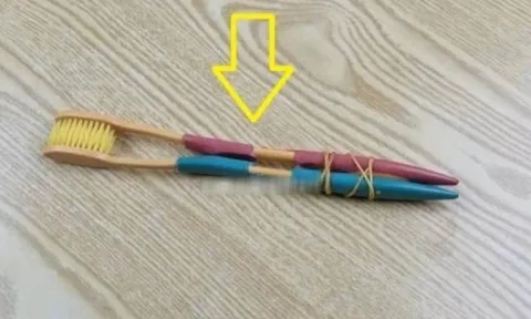 Buộc 2 bàn chải đánh răng cũ vào nhau, mẹo đơn giản giải quyết vấn đề khiến ai cũng đau đầu