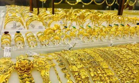 Giá vàng nhẫn đồng loạt giảm, chênh lệch với vàng thế giới lên đến 15 triệu đồng: Nên mua hay chờ?