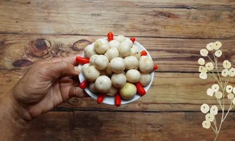 Mách bạn 6 lưu ý đảm bảo cà pháo muối trắng giòn, không khú váng thâm nhũn