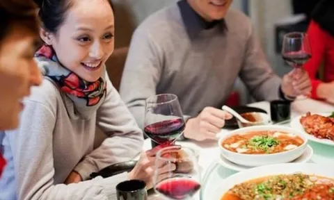 Mời người đi ăn nhớ 4 điều tuyệt đối không nên làm: Dù thân đến mấy cũng dễ mất mặt nếu quên