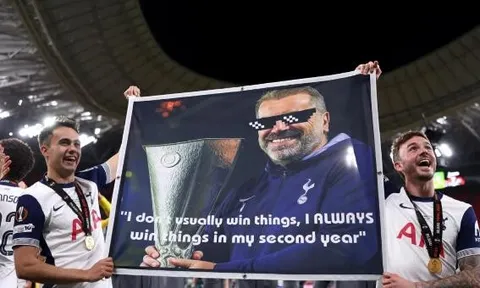 Spurs vô địch, cầu thủ giương biểu ngữ tri ân Postecoglou